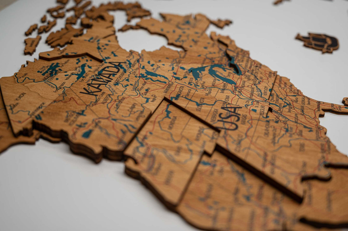 Detaillierte 3D-Holz Weltkarte einfarbig auf Deutsch