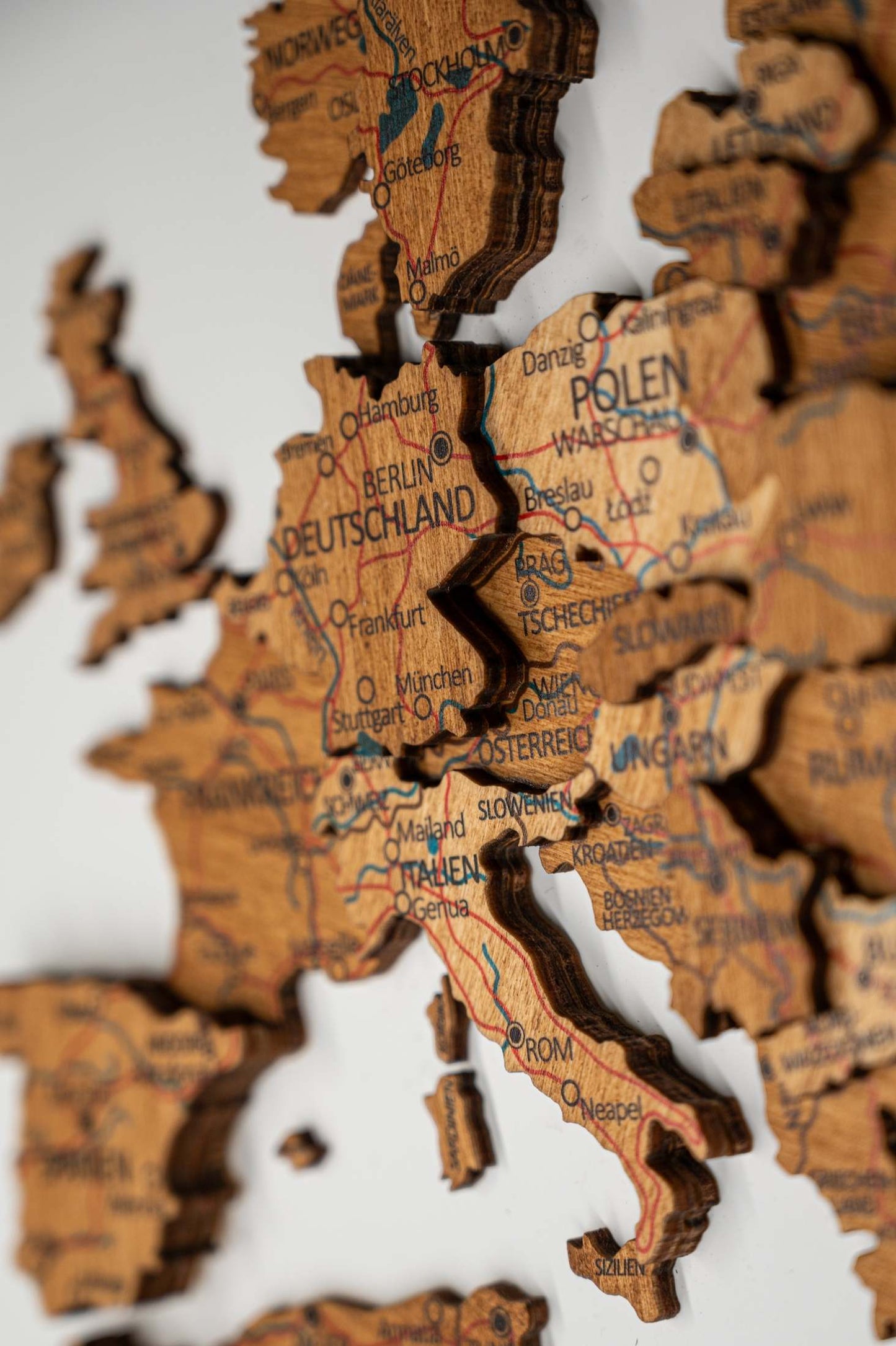 Detaillierte 3D-Holz Weltkarte einfarbig auf Deutsch