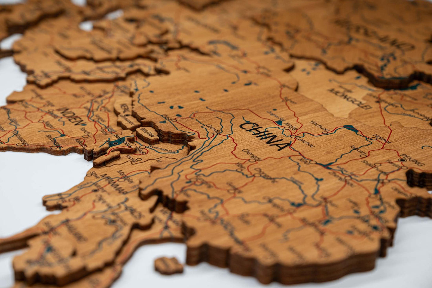 Detaillierte 3D-Holz Weltkarte einfarbig auf Deutsch